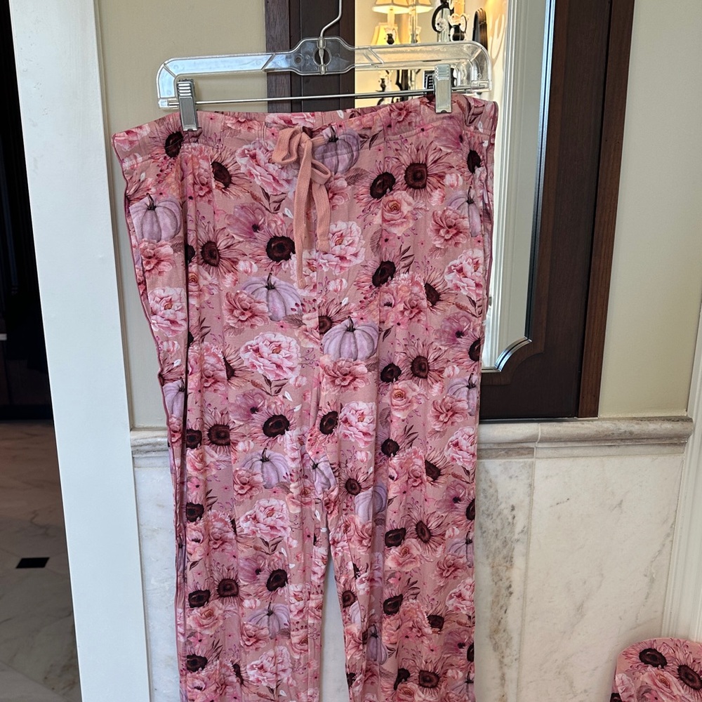Posh Peanut Pink Lillian’s Women's Pajama set - Picture 5 of 8